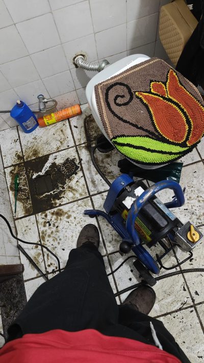 desentupidora em Cariacica es fazendo desentupimento do vaso sanitário