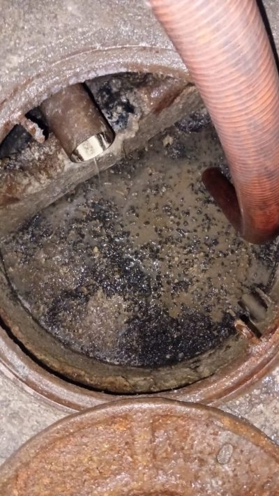 desentupidora em Cariacica ES fazendo limpeza e desentupimento caixa de gordura