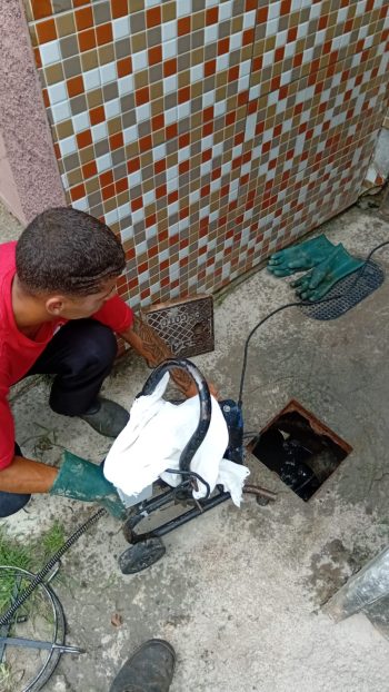 desentupidora em Cariacica es fazendo desentupimento de esgoto